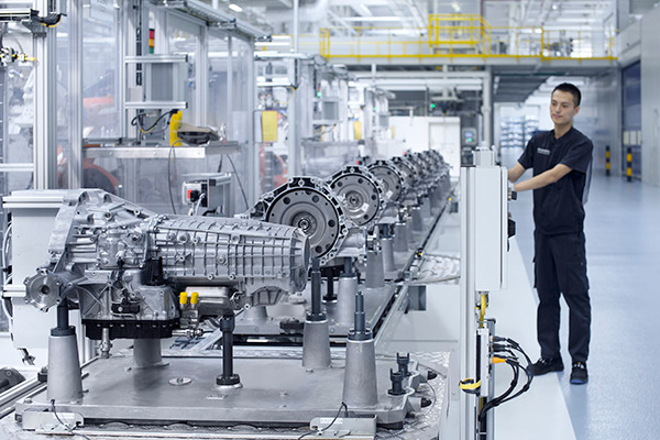 An engineer works at Audi's DL382 transmission assembly line. The company has high hopes for the localization of its latest gearbox as it bids to respond rapidly to Chinese customers' demands. (Photo provided to China Daily)