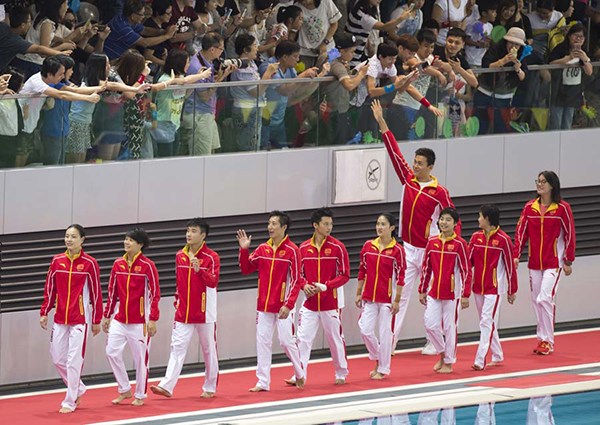 Diving and swimming stars, including Wu Minxia (left), Fu Yuanhui (right), Sun Yang (fourth from right), walk into the Victoria Park Swimming Pool.(Photo/Xinhua)