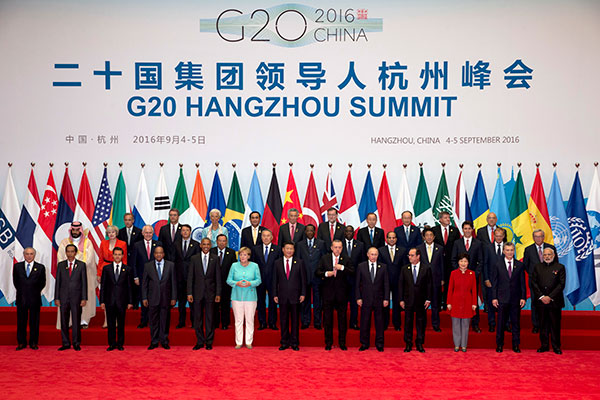 Leaders pose for pictures during the G20 Leaders Summit at the Hangzhou International Expo Center in Hangzhou, East China's Zhejiang province, on Sunday. WU ZHIYI/CHINA DAILY