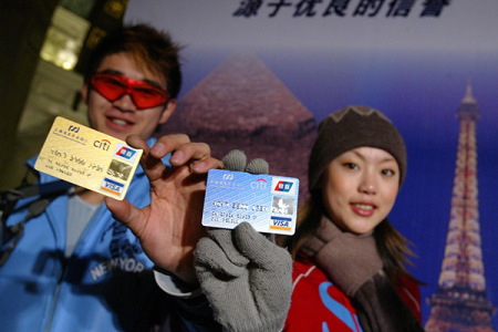 A Chinese traveler shows her credit card jointly issued by the Shanghai Pudong Development Bank and Citibank. (Photo/China Daily)