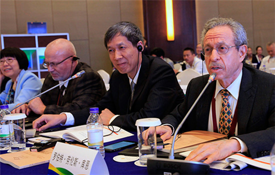 Robert Kuhn (right), a US expert on China and a host on China Central Television, speaks at the media session of the International Seminar on the Belt and Road Initiative in Xi'an, Shaanxi province on Tuesday. (Photo/China Daily)