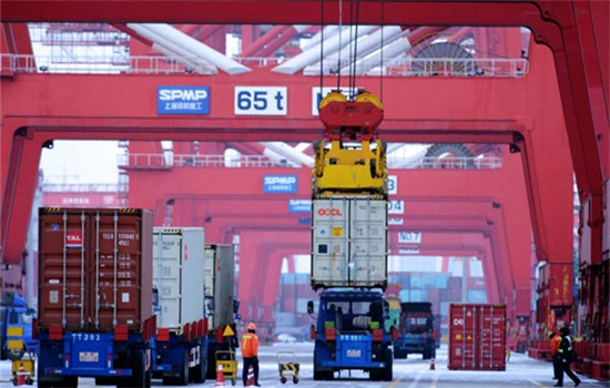 A ship loads containers at a terminal in Qingdao, Shandong province. (Photo/China Daily)
