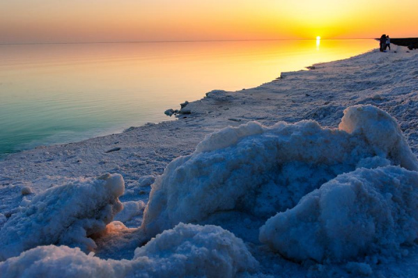 Photo taken on June 15, 2016 shows the sunset scenery of a salt lake in Lop Nur,Northwest China's Xinjiang Uygur autonomous region.(Photo/Xinhua)