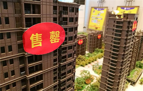 Models of residential buildings are seen at a property showroom in Binjiang district of Hangzhou, Zhejiang province, Sept 14, 2016. The Chinese characters on the boards read sold out.(Photo/Xinhua)