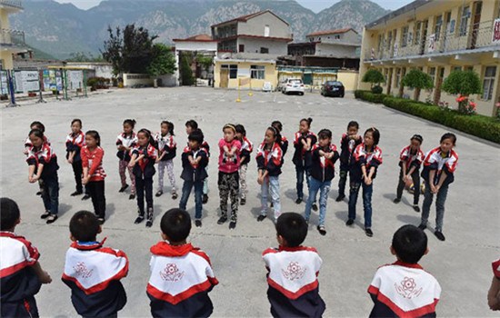 Boarders have a PE class at the primary school of Shicheng Township of Pingshun County, north China's Shanxi province, May 26, 2015. The children in the school are mostly left behind children whose parents work outside of their hometown. (Photo/Xinhua)
