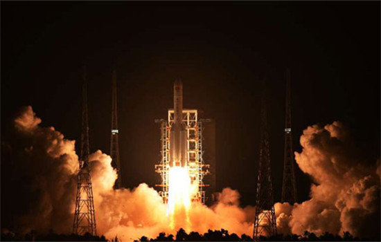 China's brand-new heavy-lift carrier rocket Long March-5 blasts off from Wenchang Space Launch center in South China's Hainan province, trailing a vast column of flame.(Photo/Xinhua)