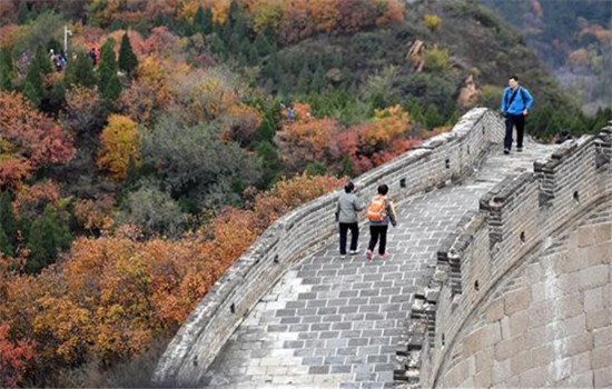 Tourists visit the Badaling Great Wall in Beijing, capital of China, Oct 23, 2016.(Photo/Xinhua)