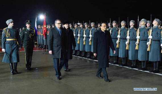 Chinese Premier Li Keqiang (3rd L Front) inspects the guard of honor in a farewell ceremony held for him at the airport in Moscow, Russia, Nov. 9, 2016. Li returned to Beijing on Wednesday after paying official visits to Kyrgyzstan, Kazakhstan, Latvia and Russia. (Xinhua/Zhang Duo)
