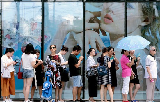 Buyers line up outside a duty free shop which opened in downtown Shanghai, Aug 8, 2016. (YIN LIQIN/FOR CHINA DAILY)
