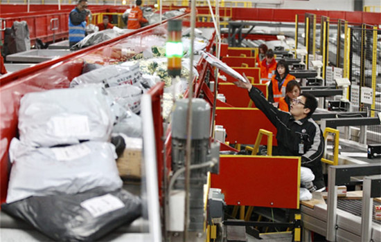Staff at leading delivery company Shunfeng Express sort parcels at the company's logistics center in Beijing, on Nov 11, 2016. (Photo by Zhu Xingxin/chinadaily.com.cn)