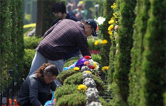 Mourners offer flowers at a cemetery in Shanghai. (Photo/Xinhua)