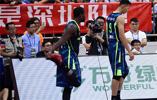 Yi Jianlian (right) goes to the locker room just a few minutes into the second quarter during a game on Nov 2 in Shenzhen, after removing his Li-Ning sneakers and dumping them on the court. (Photo provided to China Daily)