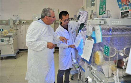 Meir Oren inspects ward at the First Hospital affiliated to Shihezi University in Xinjiang.  (Photo provided to China Daily)