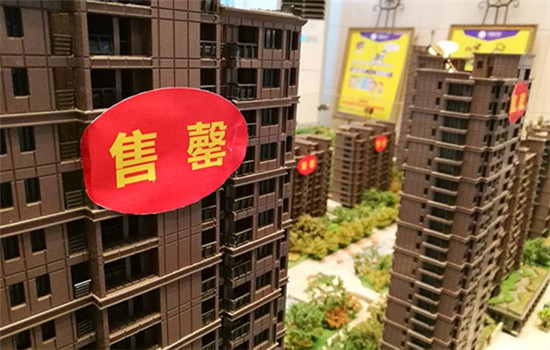 Models of residential buildings are seen at a property showroom in Binjiang district of Hangzhou, Zhejiang province, Sept 14, 2016. (Photo provided to chinadaily.com.cn)