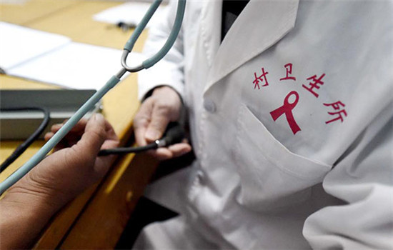 An HIV positive patient, not pictured, receives a blood pressure test in Weishi county, Central China's Henan province in this Nov 30, 2015 file photo. (Photo/Xinhua)