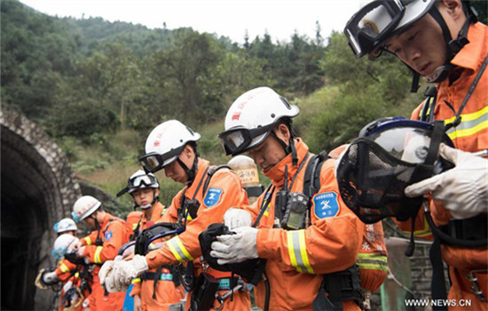 Rescuers work at Jinshangou Coal Mine in Yongchuan District of Chongqing, southwest China, Nov. 1, 2016.(Photo/Xinhua)