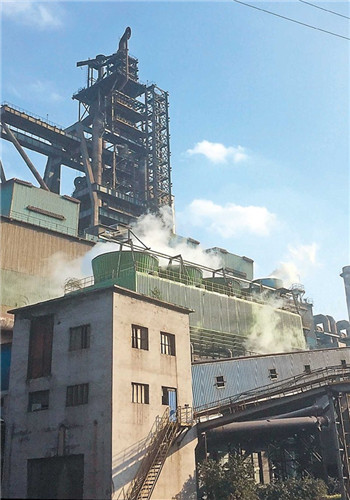 Steams are seen from a boiler in Ansteel Corp in Anshan, Liaoning Province. The local steel giant keeps operating but without running in full swing. (Leng Cheng)