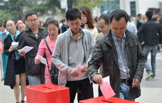 Voters cast their votes for deputies to the local people's congress in Baokang county, Hubei province, on Oct 10, 2016. (Photo for China Daily)