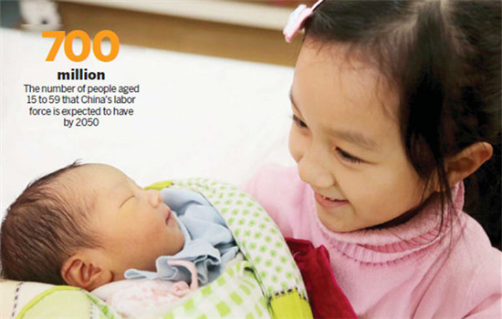 Xue yaqing, 6, holds her brother on New Year's Day at No 1 Hospital in Xiangyang, Hubei province. The newborn is the second child of a couple from the city in Central China. (Photo/Xinhua)