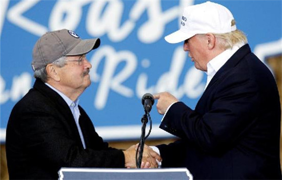Republican presidential nominee Donald Trump meets Iowa Governor Terry Branstad as he speaks during Iowa Senator Joni Ernst's Roast and Ride at the Iowa State Fairgrounds in Des Moines August 27, 2016. (Provided to China Daily)