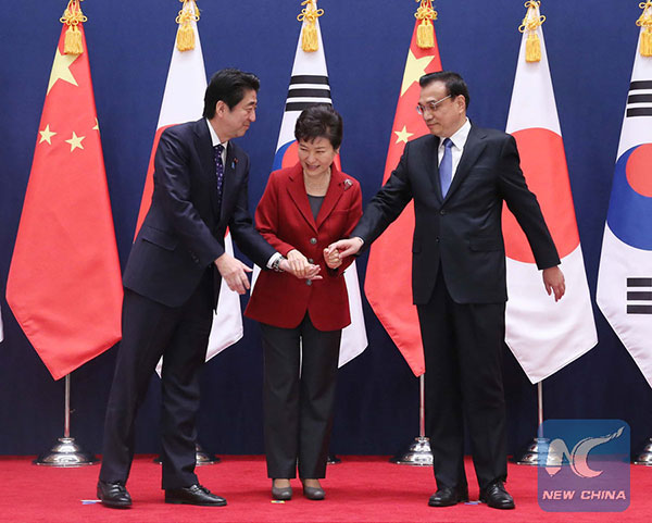 Chinese Premier Li Keqiang (R), Japanese Prime Minister Shinzo Abe (L) and South Korean President Park Geun-hye attend the sixth China-Japan-South Korea leaders' meeting in the South Korean capital of Seoul, Nov 1, 2015. (Photo/Xinhua)