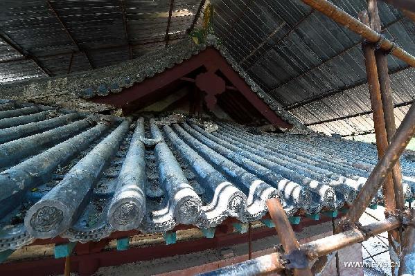 Photo taken on Aug 23, 2015 shows the roof of the Amitabha Palace of the Dayun Temple, Pingshun county of North China's Shanxi province. The Dayun Temple was originally built in the third year of Tianfu, Later Jin Dynasty (AD 938). It is one of the five remaining wooden structure buildings of the Five Dynasties period in China. More than two million RMB has been invested for the repair and restoration of the temple since this April. (Photo/Xinhua)