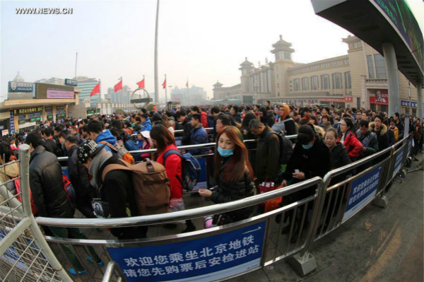 Passengers queue at the Beijing Railway Station in Beijing, capital of China, Feb 12, 2016. Railway stations around the nation witnessed surging passenger flows on Friday as the Spring Festival holiday came to the end and people started to return to work. (Photo/Xinhua)