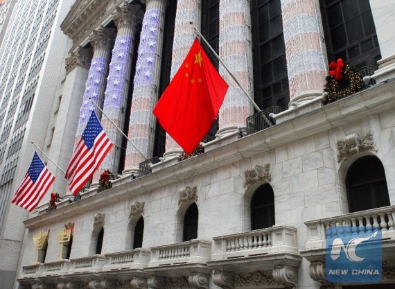 The national flags of the United States and China wave out of the New York Stock Exchange (NYSE) in New York, the United States, Jan. 5, 2009. (Xinhua/Hou Jun)