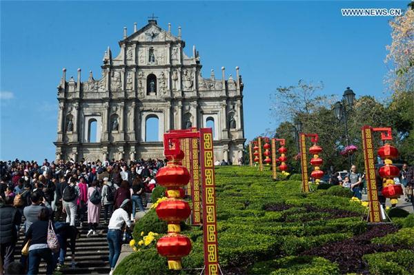 Tourists visit the Ruins of St. Paul's in Macao, South China, on Feb 1, 2017, during China's Lunar New Year holiday. (Photo/Xinhua)
