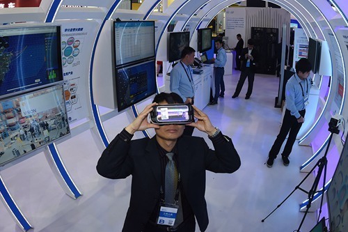 A man tries out a VR (virtual reality) device during the ongoing Big Data Expo 2016 in Guiyang, capital of Southwest China's Guizhou province, May 25, 2016. (Photo/Xinhua)