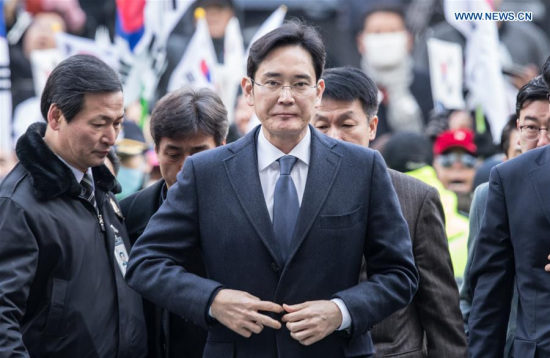 Samsung Electronics Vice Chairman Lee Jae-yong (Front) enters a Seoul court for hearings in Seoul, South Korea, on Feb. 16, 2017. (Xinhua/Lee Sang-ho)