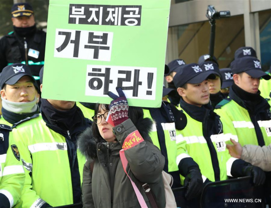 A woman protests against the deployment of an advanced U.S. missile defense system in front of the Lotte Headquarters in Seoul, South Korea, Feb. 27, 2017. (Xinhua/Lee Sang-ho)