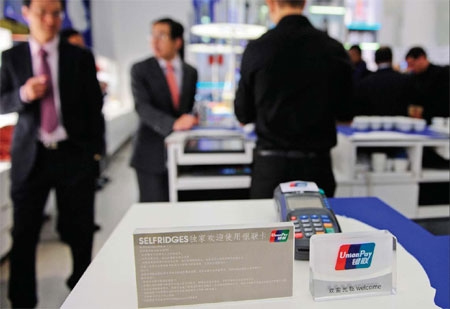 A sign promotes the use of China UnionPay cards at Selfridges department store in London. (Photo/China Daily)