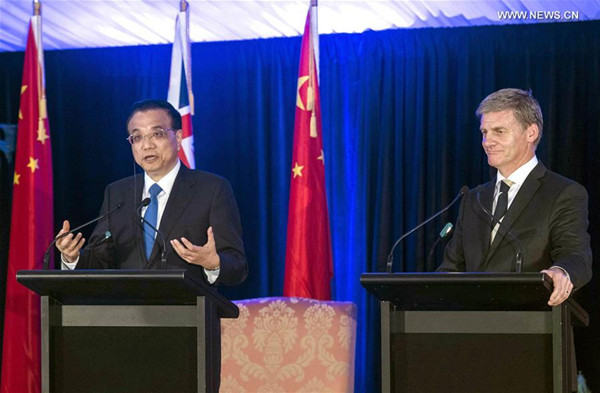 Chinese Premier Li Keqiang (L) and his New Zealand's counterpart Bill English attend a joint press conference after talks in Wellington, New Zealand, March 27, 2017. (Xinhua/Li Tao)