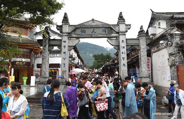 People visit the Foreigner's Street in Dali ancient town of Southwest China's Yunnan province,Aug 2, 2014. (Photo/Xinhua)