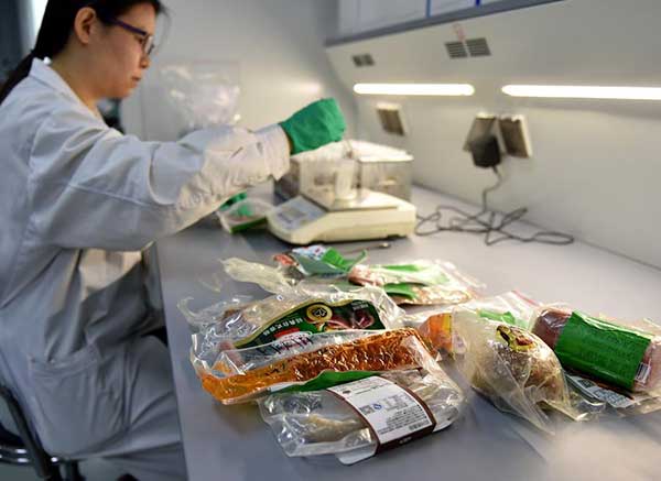 Food safety administration staffs inspect a restaurant in Ningbo, Zhejiang province, on Nov 10, 2014. (Photo/Xinhua)