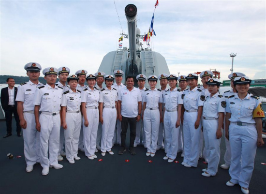 Philippine President Rodrigo Duterte (C) poses for a photo with Chinese navy sailors on missile destroyer Changchun in Davao City, the Philippines, May 1, 2017. 
