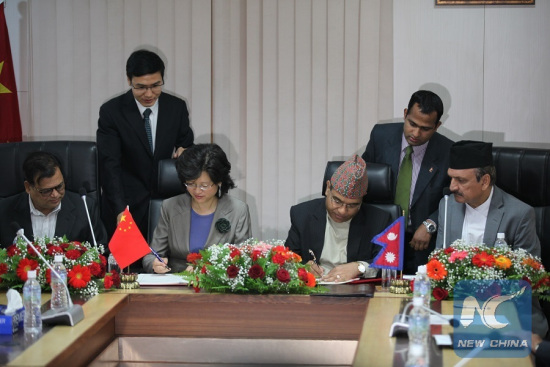 Chinese Ambassador to Nepal Yu Hong (2nd L in front) and Foreign Secretary of NepalShanker Das Bairagi (2nd R in front) sign a Memorandum of Understanding (MoU) in Kathmandu, Nepal, on May 12, 2017. (Xinhua/Zhou Shengping)