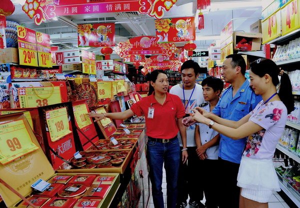 Inspectors from government agencies ask about mooncake sales at a supermarket in Yongtai county, Fujian province, Sept 16. Local disciplinary watchdogs and other authorities launched the joint crackdown on government officials and carders who use public funds to buy mooncakes. (Photo/Xinhua)