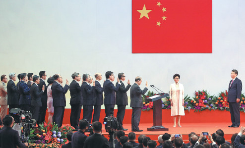 Principal officials of the fifth-term government of the Hong Kong Special Administrative Region take their oaths before President Xi Jinping (right), while newly installed Chief Executive Carrie Lam Cheng Yuet-ngor (second from right) looks on, at the Hong Kong Convention and Exhibition Centre on Saturday. (Photo by XU JINGXING/CHINA DAILY)