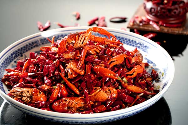 Crayfish star in Guijie food street festival (Photos provided to China Daily)