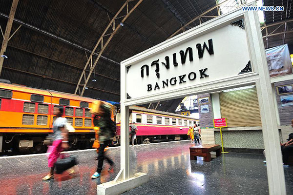 People walk at Hua Lamphong Station in Bangkok, Thailand, Sept 21, 2015. (Photo/Xinhua)