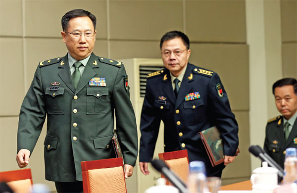 Major General Zhou Shangping (left), Senior Colonel Lu Yu and Senior Colonel Zhang Chengwen of the PLA Ground Force to brief reporters on July 24. (Zou Hong / China Daily)