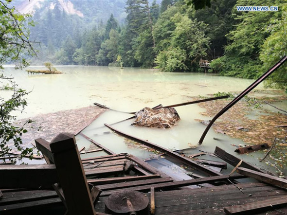 Photo taken on Aug 9, 2017 shows the scenic spot of Wuhua Lake in Jiuzhaigou county, Southwest China's Sichuan province. After a 7.0-magnitude earthquake jolted Jiuzhaigou county, staff members of the scenic spot started searching for the missing, paying close attention to the quake. (Photo/Xinhua)