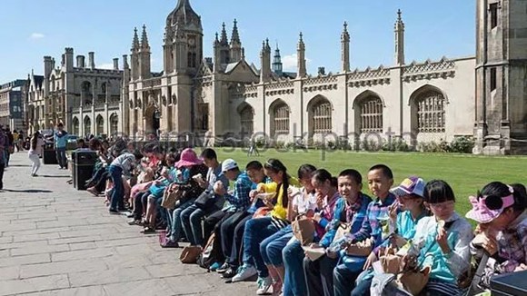 Chinese students visit the United Kingdom during summer vacation. (Photo/CGTN)