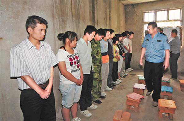 Police investigate a pyramid scheme in Dayang town of Hefei, capital of Anhui province in this file photos. (Photo/China Daily)