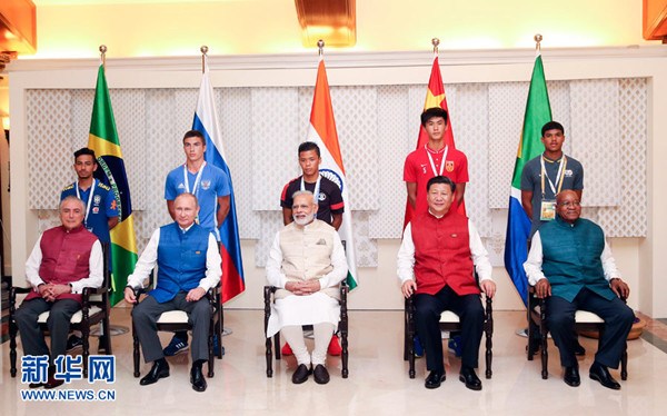 Leaders of BRICS countries pose for group photo with representatives from each country's youth national soccer team in Goa, India, October 15, 2016. （Photo/Xinhua）