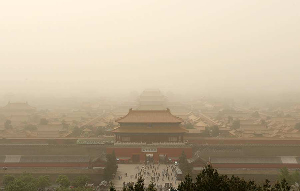A heavy sandstorm engulfs Beijing, with the air pollution reaching the hazardous level, May, 2017. (Photo by Feng Yongbin/China Daily)