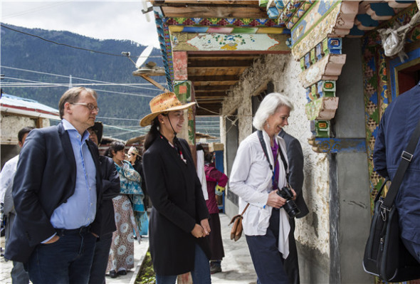 Representatives of the United Nations visit a family hotel in Lulang town of Nyingchi city, Southwest China's Tibet autonomous region, May 29, 2016. (Photo/Xinhua)