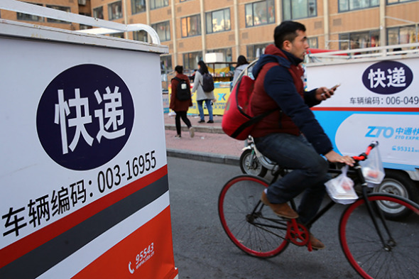 Express-delivery tricycles with eight-digit registration numbers are seen in Beijing on Dec 2, 2016. Photo/China Daily